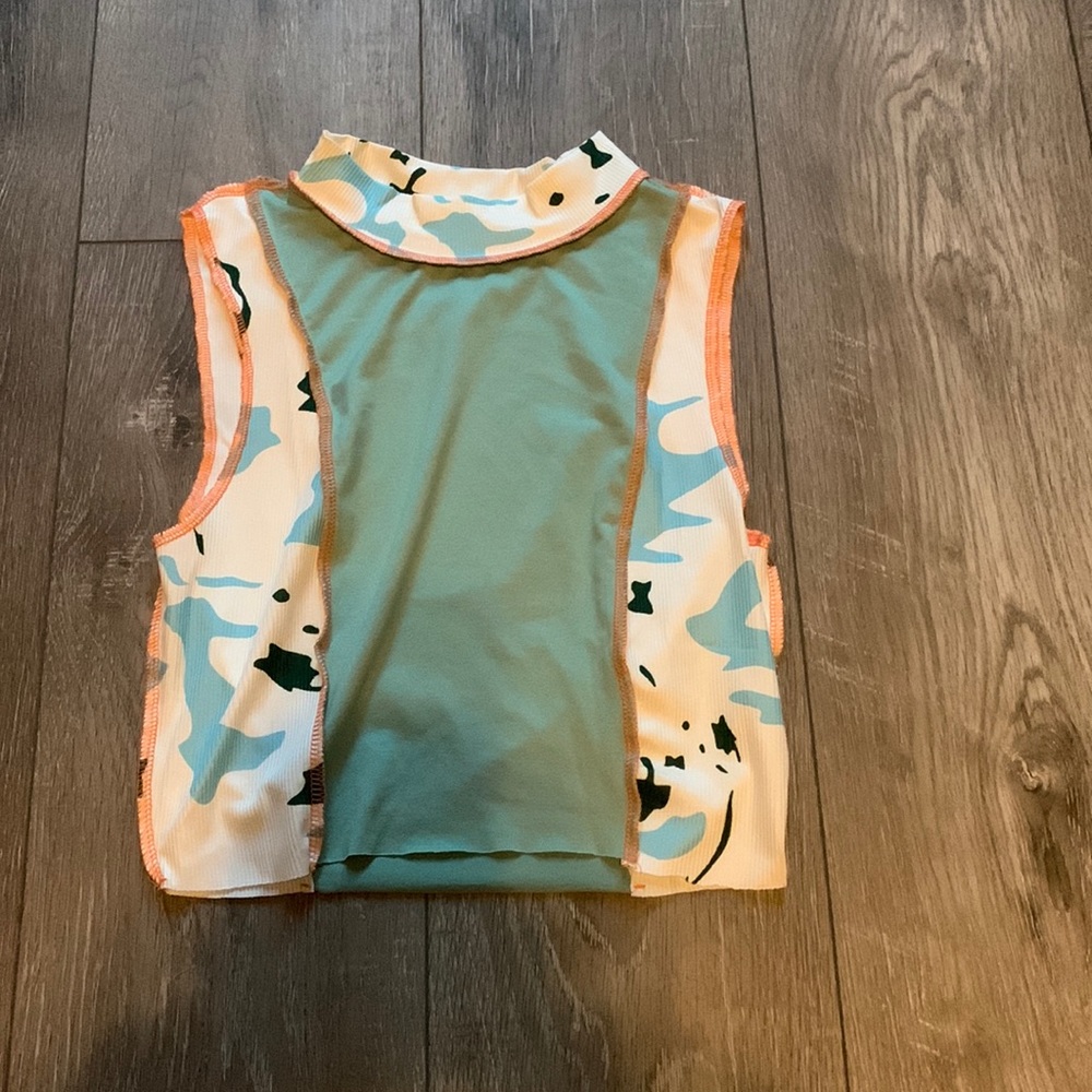 Adorable cropped tank top!